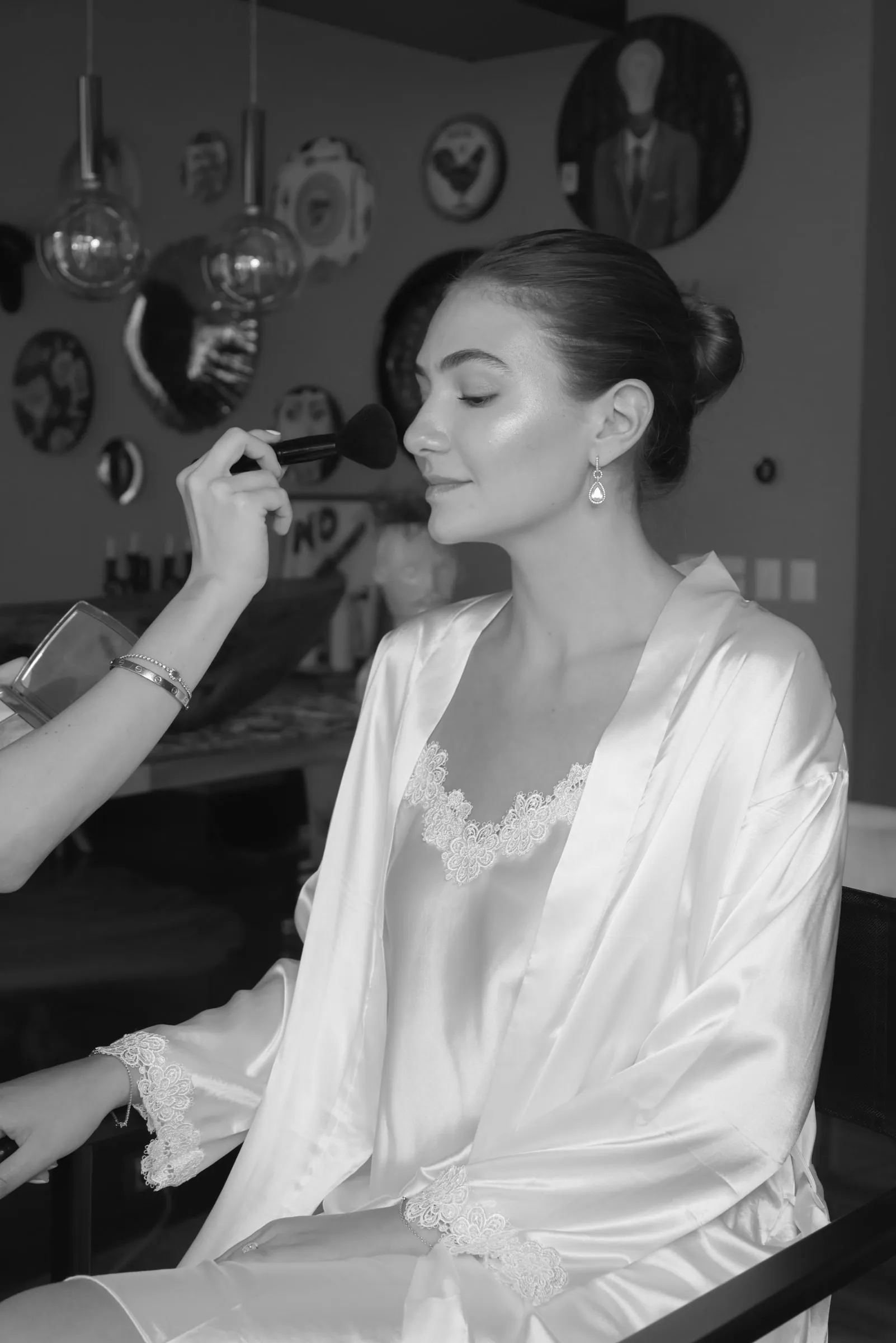 Brocha de maquillaje sobre el rostro de la novia